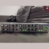 Stříbrný sluchátkový zesilovač s nápisy Mini AMP a 4-CH HEADPHONE AMP. Na předním panelu jsou ovládací knofíky, vstupy A INPUT B pro kanály CH 1 až C…