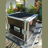 Černý transportní flightcase s hliníkovými hranami a kovovými rohy. Na přední straně jsou dvě zapuštěné zámkové closure a jedna madla pro přenášení.…