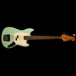 Světle zelený elektrický basový nástroj s bílým pickguardem a hnědým hmatníkem. Na hlavě je nápis Squier MUSTANG BASS a logo Fender. Nástroj má jeden…