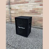 Černý reproduktor v hranatém korpusu s povrchem z textilie. Přední strana je kryta kovovou síťkou, na které je bílý nápis „Hughes & Kettner“. Povrch…