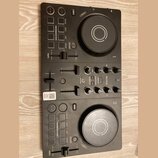 Černý DJ kontrolér s dvěma jog-koly, faderem a řadou ovládacích tlačítek a posuvníků. Na přístroji je vidět nápis DDJ-FLX2, logo AlphaTheta a označen…