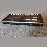 Černý rackový procesor s nápisem ULTRAFEX II a THE MULTIBAND SOUND ENHANCEMENT PROCESSOR MODEL EX 3100. Na horním krytu je schéma zapojení, značka CE…