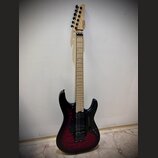 Elektrická kytara s černým průsvitným lakem, pod kterým je vidět struktura dřeva. Na hlavě hmatníku je černý nápis "Schecter". Nástroj má světlý hmat…