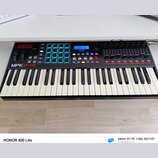 Černý MIDI kontrolér s klávesnicí. Na levé straně je nápis AKAI PROFESSIONAL a modelové označení MPK249. Přístroj obsahuje modrý podsvícený pad kontr…