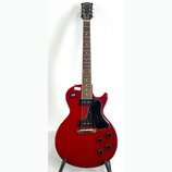 Červená elektrická kytara s černým hmatníkem a černým pickguardem. Na hlavě je bílý nápis Tokai Love Rock. Nástroj má dva humbuckery, stříbrný most a…