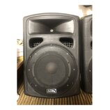 Černý plastový aktivní nebo pasivní reproduktor s integrovaným rohnicem v horní části. Na spodní části přední mřížky je umístěno logo s nápisem Sound…