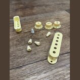 Sada plastových dílů pro kytaru v krémové barvě. Obsahuje dva pickguardy pro snímače, tři ovladače s nápisy TONE, TONE a VOLUME včetně stupnice čísel…