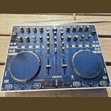DJ kontroler v modré a stříbrné barvě s dvěma velkými jog-koly. Na přístroji jsou viditelné nápisy PREMIERELINE, RELOOP a JOCHEY MIX. V pravé dolní č…