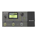 Šedý kytarový procesor s černým displejem a expresním pedálem. V levém horním rohu je nápis GE200 a pod ním menší text MULTI-EFFECTS GUITAR PROCESSOR…