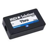 Černý obdélníkový box s nápisy. Na horní části je bílé pole s textem „MIDI Solutions ™“, „Thru“, „In“ a „Thru1“, „Thru2“. Pod ním je modrý pruh s tex…