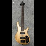 Pětstrunná basová kytara s přírodním dřevěným povrchem těla a hmatníkem z tmavého dřeva. Na hlavě nástroje je vidět logo "Ibanez". Tělo obsahuje dva…