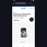 Na fotografii je černý automatický kávovar s logem PHILIPS. Přístroj má digitální displej, ovládací tlačítka a připevněný mléčný kontejner LatteGo. V…