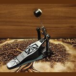 Černý basový pedál s kovovým šlapadlem stříbrné barvy. Na šlapadle je černý nápis TAMA a logo Iron Cobra s doplňkem The legend in innovation. Povrch…