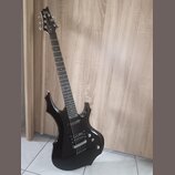Černá elektrická kytara s ostrými hranami korpusu a hmatníkem z tmavého dřeva. Na hlavě je bílé logo Ltd. Nástroj má dva humbuckery, jeden ovládací k…