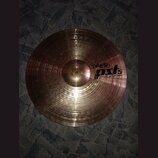 Kruhový činel z mosazného kovu s viditelným rýhováním povrchu. Na pravé straně je černý nápis pAiste a pod ním modelové označení pst 5 s doplňkem 18"…