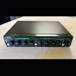Zelený rackový procesor s nápisy JOEMEEK, OPTICAL COMPRESSOR a MEEQUALIZER. Zařízení obsahuje řadu černých otočných ovladačů s bílými popisky a někol…