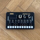Černý kompaktní digitální syntetizátor s nápisy KORG a digital mkII. Zařízení obsahuje malý displej, tři otočné ovladače s popisky TYPE, A a B, sedm…