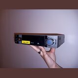 Šedý rackový přístroj s černým předním panelem. Na panelu jsou nápisy HP-OUT, Igor IEM (na žlutém štítku), SST 4500 a logo dbx PROFESSIONAL NOISE CON…