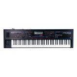 Černý digitální klavír značky Roland s modelem JUNO-STAGE a nápisem 128 VOICE EXPANDABLE SYNTHESIZER WITH SONG PLAYER. Nástroj má bílé a černé kláves…
