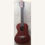 Hnědá ukulele z dřeva s tmavým hmatníkem. Na hlavě je zlatý nápis LANIKAL a uvnitř ozvučnice je viditelné logo LANIKAL. Nástroj vykazuje známky běžné…