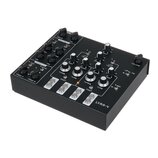 Černý efektový pedál s nápisem LYRA-4. Zařízení obsahuje řadu otočných potenciometrů a tlačítek s popisky jako DRIVE, MOD DELAY, MIX, HYPER LFO, FREQ…