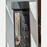 Šedý kytarový procesor s černým plastovým krytem, na kterém je vyražen nápis ZEEDER. Na horní části přístroje je uveden model 3030 ZOOM LAYER. Zaříze…