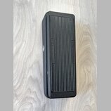 Černý obdélníkový pedál s žebrovaným horním povrchem. Na bočních stranách žebrování jsou vyryty nápisy AMPLIFIER a FOOT SWITCH. Povrch je v dobrém st…