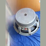 Stříbrný reproduktor s kovovým magnetem a rámem. Na zadní straně magnetu je nápis ELECTRO-VOICE, INC. EVM MODEL 12N OEM TYPE ONE YEAR (LIMITED) WARRA…