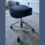 Černý polstrovaný sedák s ergonomickým tvarováním na chromovaném třínohém podstavci. Nohy jsou zakončeny černými gumovými patkami. Na předmětu nejsou…