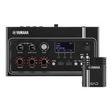 Černý elektronický modul s logem YAMAHA a připojeným externím mikrofonem stejné značky. Na displeji modulu je vidět text SCENE, P001, Arena a zkratky…