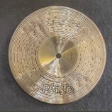 Zlatý cymbál typu splash s rýhovaným povrchem. Na nástroji je v dolní části velké logo PAiSte a nad ním nápis thin Splash 9". V horní části zvonu je…