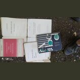 Fotografie zobrazuje čtyři starší hudební učebnice a sborníky not pro harmoniku rozložené na zemi. Viditelné jsou názvy „ZÁKLADNÉ ETUDY PRE HARMONIKU…