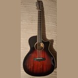 Akustická kytara s cutawayem a tmavě červeným přechodem do černé barvy (sunburst). Na hlavě hmatníku je viditelné logo "Cort". Nástroj vykazuje čistý…