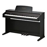 Černý digitální piano s klaviaturou a integrovaným stojanem. Na notovém pultu, přední liště pod klávesami i nad pravou částí klaviatury je nápis KURZ…