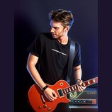 Digitální ilustrace muže s červenou elektrickou kytarou typu Les Paul. Kytara má dva humbuckery, čtyři ovládací knoflíky a bílý binding kolem hmatník…