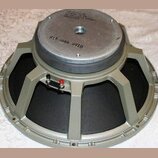 Fotografie znázorňuje zadní pohled na reproduktor s šedým kovovým rámem a magnetem. Na horní části magnetu je vyražen nápis #15 4664 8910 a nad ním j…
