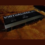 Černý rackový efektový procesor s kovovým předním panelem. Na horní straně je bílý nápis VIRTUALIZER 3D a text HIGH-PERFORMANCE 3D MULTI-ENGINE EFFEC…