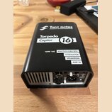 Černý obdélníkový box s kovovým povrchem. Na horní straně jsou bílé nápisy „Two notes AUDIO ENGINEERING“, „Torpedo Captor 16“ a seznam funkcí: „REACT…