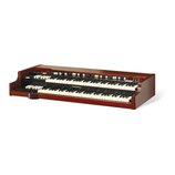 Dvoumanuálové organy v dřevěném korpusu s reddish-brown povrchem. Na černém panelu mezi klávesami je bílý nápis HAMMOND. Nad horní klaviaturou se nac…