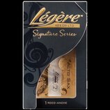 Černá krabička s nápisy Légère REEDS LTD. a Signature Series v zlaté barvě. V průhledném okénku je vidět syntetický plátkový mute s nápisy Légère, Al…