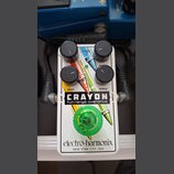 Bílý efekt pedál s nápisy CRAYON full-range overdrive a electro-harmonix NEW YORK CITY, USA. Pedál má čtyři černé ovládací knoflíky s popisky BASS a…