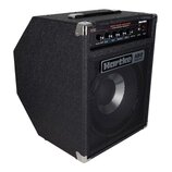 Černý basový kombozesilovač s texturovaným povrchem a kovovými hranami. Na horním ovládacím panelu je nápis 500W BASS AMPLIFIER HYDRIVE SPEAKER TECHN…