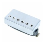 Stříbrný kytarový snímač typu humbucker s chromovaným krytem. Na horní straně jsou vidět šest nastavovacích šroubů. Povrch je hladký a bez viditelnýc…