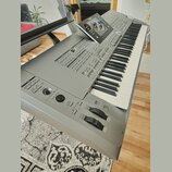 Stříbrný digitální klavír s klávesnicí a ovládacím panelem. V horní části je umístěn displej s nápisem YAMAHA. Na levé straně jsou ovládací prvky, vč…