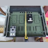 Kytarový pedálboard s olivově zelenou deskou v černém rámu. V levém dolním rohu je umístěn stříbrný efekt s nápisy VOLUME, GRAIN, TONE a SCREAMER+, v…