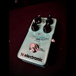 Světle modrý efekt pedál s nápisy HYPERGRAVITY a COMPRESSOR. Ve spodní části je logo tc electronic a nápis TRUE BYPASS u stoupacího spínače. Pedál má…