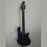 Elektrická kytara s tmavě modrým trupem s výraznou strukturou dřeva a černým hmatníkem. Na hlavě je bílý nápis Sterling by Music Man. Nástroj má dva…