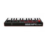 Černý kompaktní MIDI kontrolér s klávesami a osmi červenými pady. Na přední straně je bílý nápis AKAI PROFESSIONAL a MPK mini. Vlevo je umístěn konek…