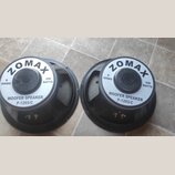 Dvě černé kruhové basové reproduktory s bílými středovými kryty. Na obou je uveden nápis ZOMAX, WOOFER SPEAKER P-1265/C a parametry 8 OHMS a 250 WATT…