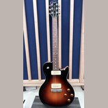 Elektrická kytara s tmavě hnědým gradientem (sunburst) a černým lemováním. Na hlavě je bílé logo Godin a nápis CORE CT III. Nástroj má dva humbuckery…